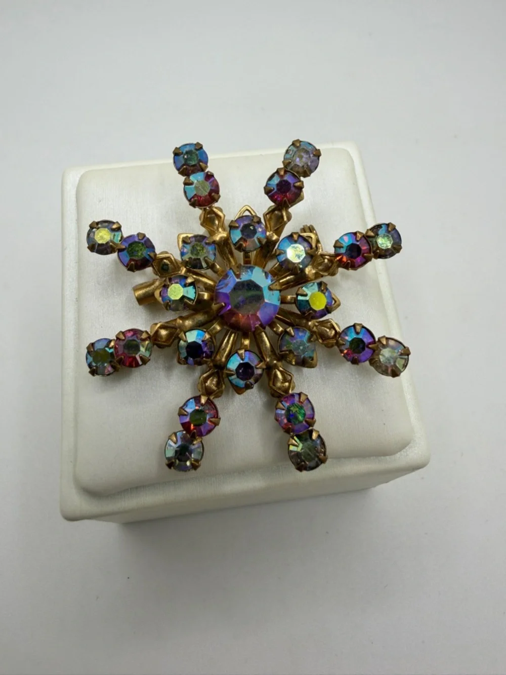 Vintage Aurora Borealis Rhinestone and‎ Antiqued Gold tone Brooch/Pin!